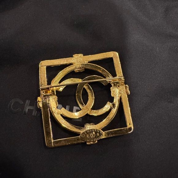 Vintage 24k plated Chanel Gold Brooch - Picture 4 of 4